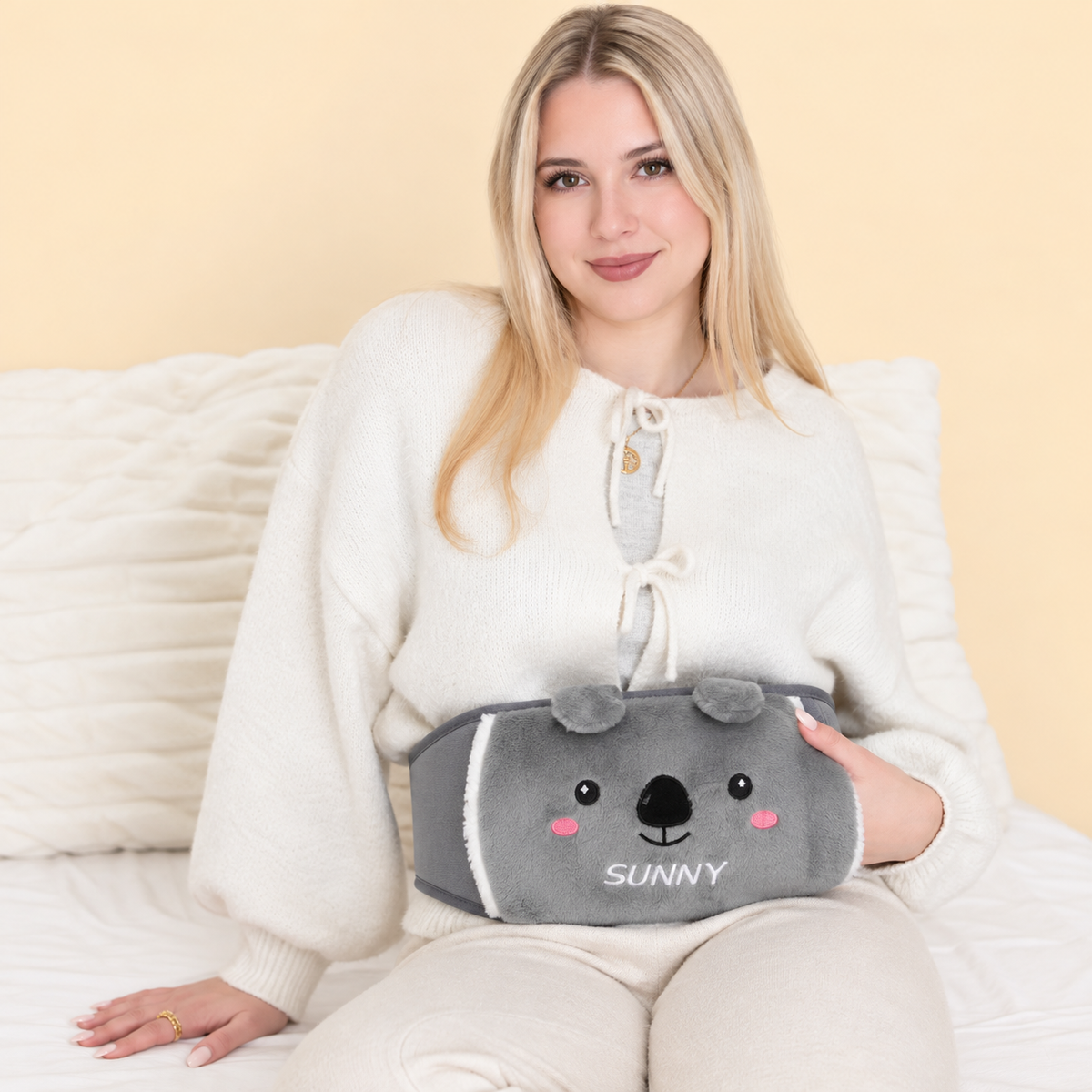Kanepede dinlenirken koala kemeri kullanan kadın